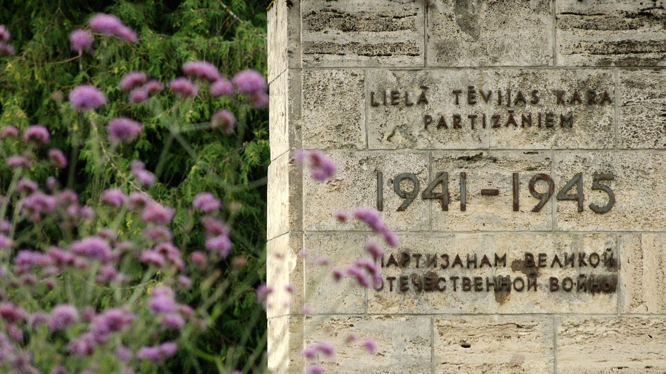 Парламент рассмотрит поправки Нацобъединения о сносе оставшихся памятников советской армии