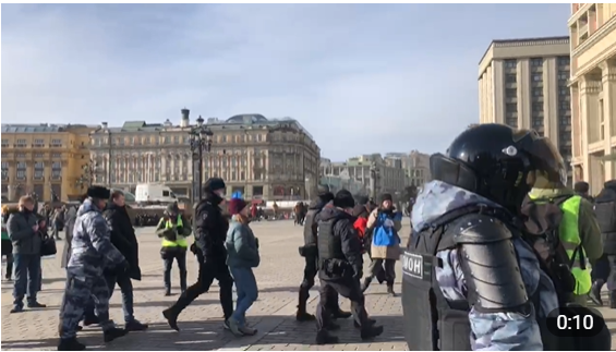 В России на акциях против войны с Украиной задержаны сотни людей