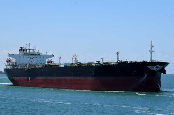 Нефтяной танкер подорвался на мине в Красном море