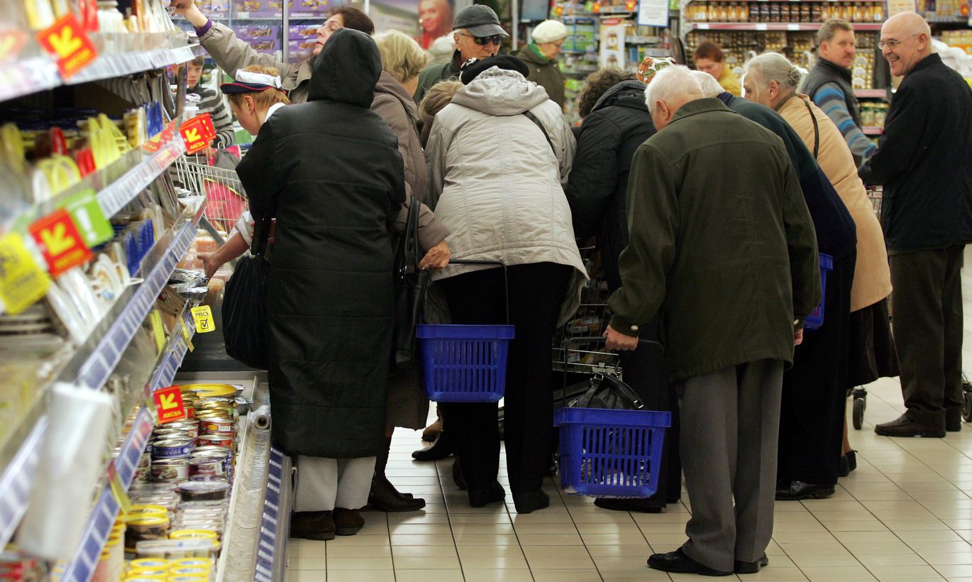 В торговых центрах - наплыв покупателей. А Рига стоит в пробках
