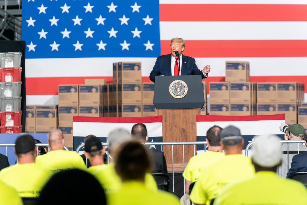 Трамп опубликует книгу мемуаров