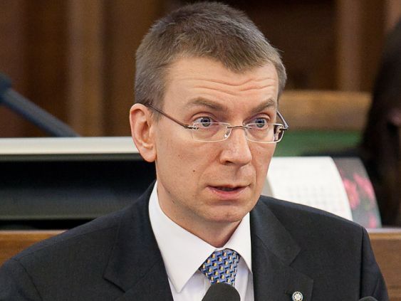 МИД: В соцсетях вербуют жителей Латвии для завоза иммигрантов из третьих стран