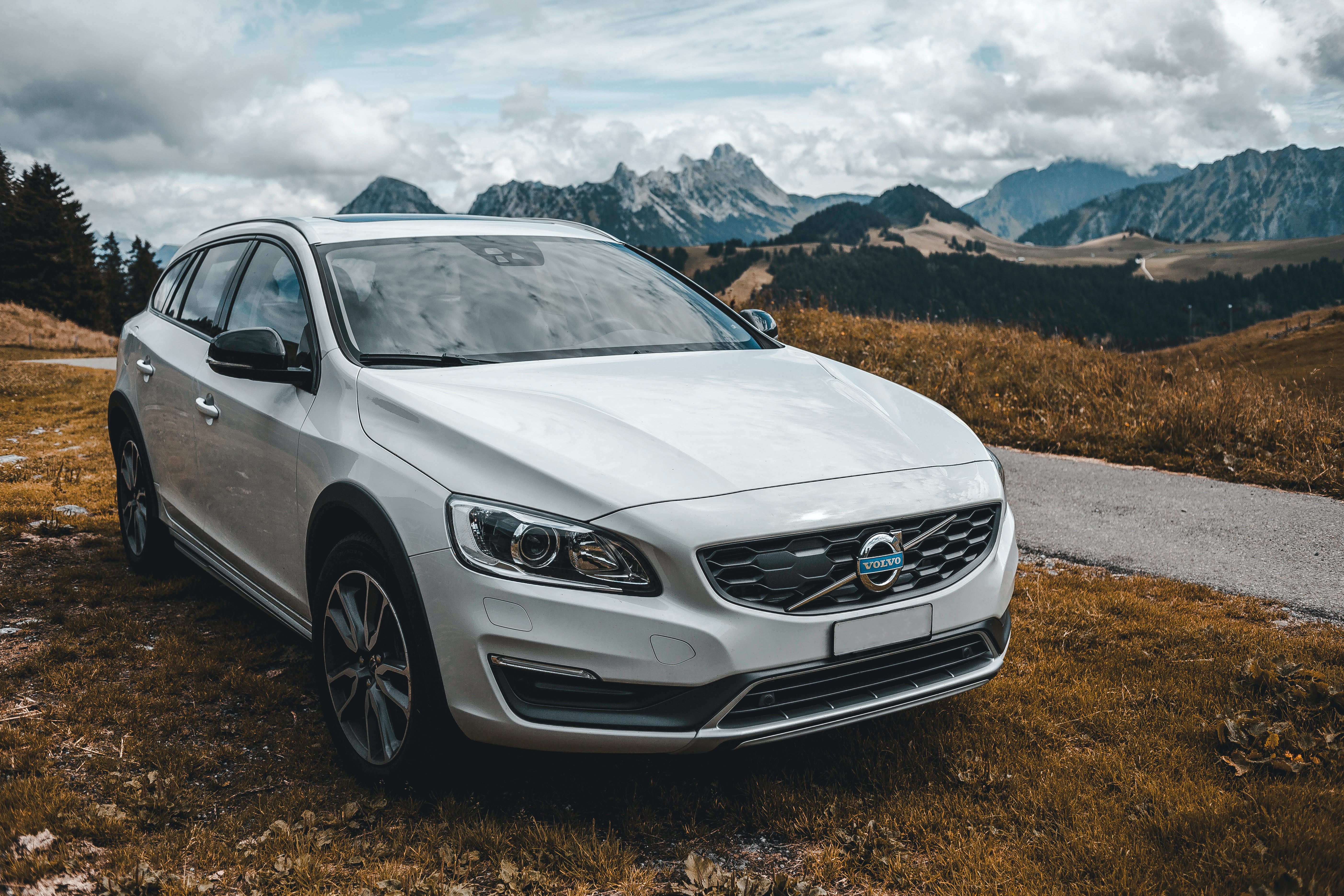 "Volvo Group" pusvadītāju deficīta dēļ uz laiku apturēs ražošanu