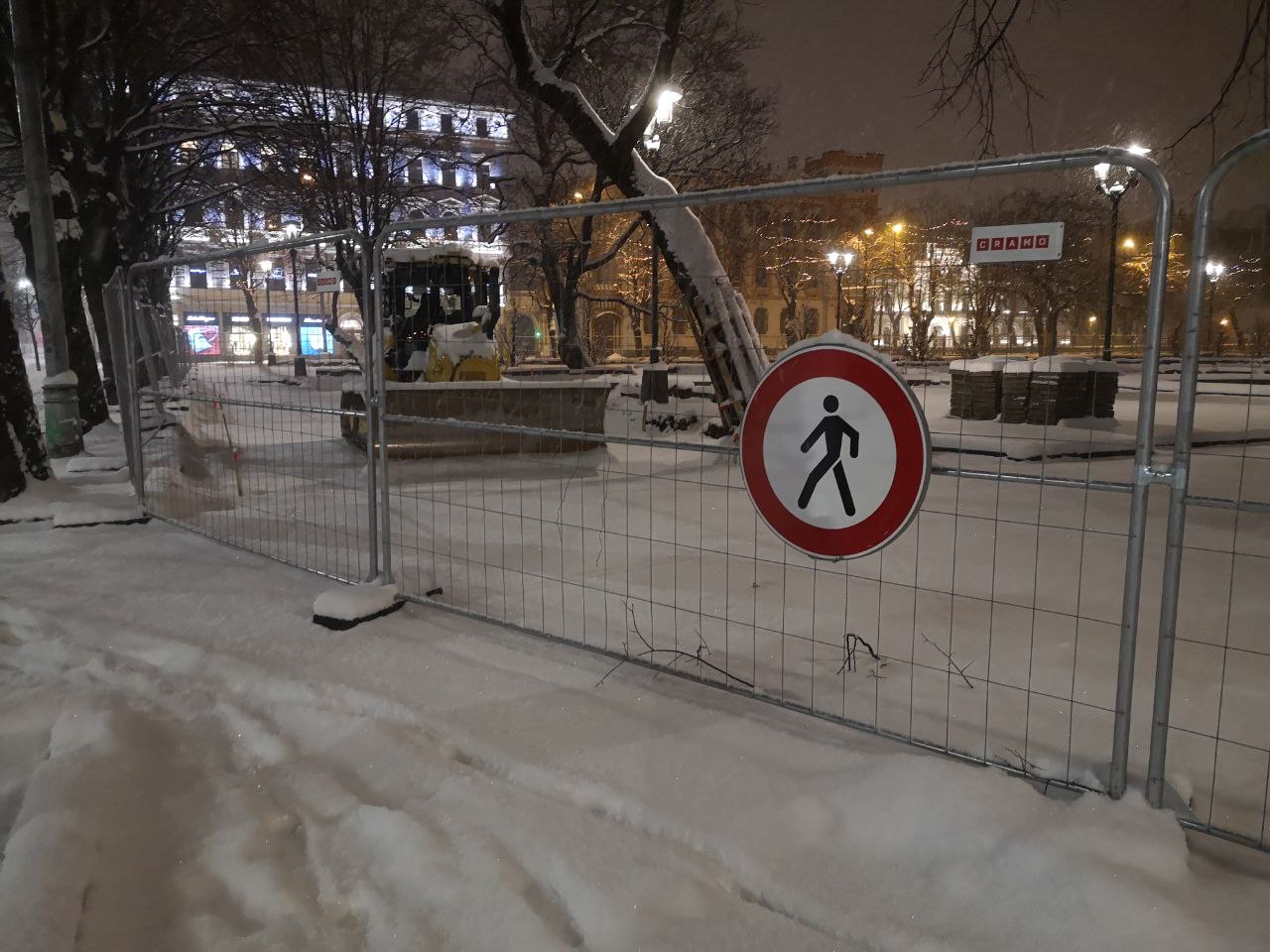 Из-за снега затруднено движение по дорогам во всей Латвии