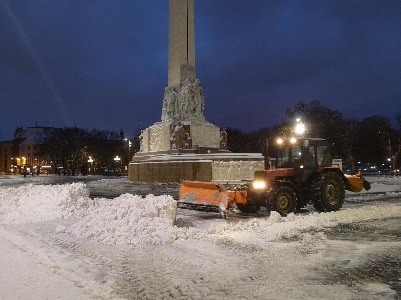 Самоуправление принудительно расчистило тротуары по 78 адресам