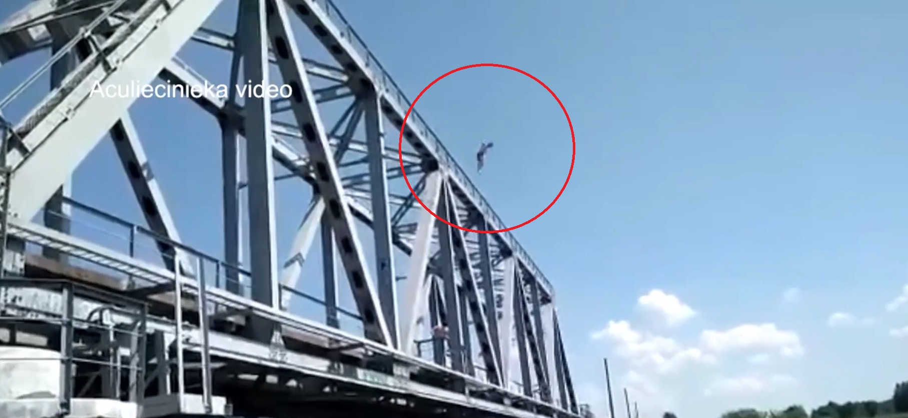 Безрассудство и отвага. На Югле дети прыгают с железнодорожного моста