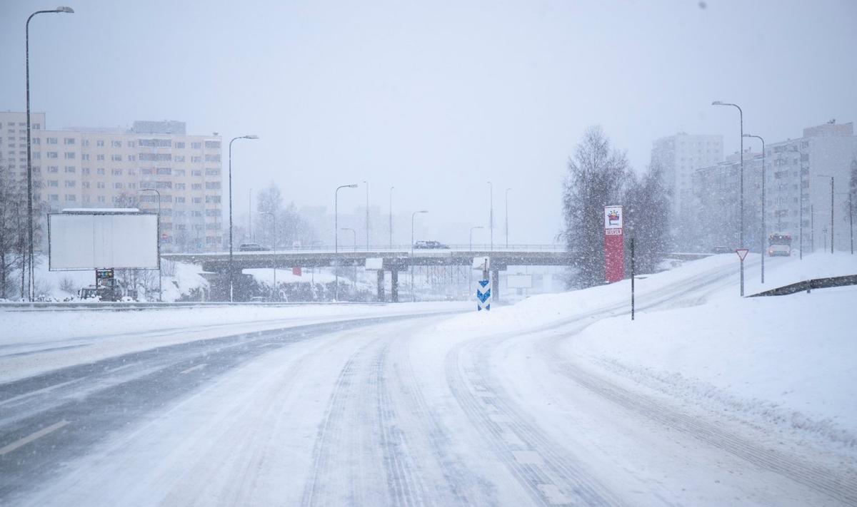 Latvijas valsts ceļi предупреждает водителей о скользких дорогах