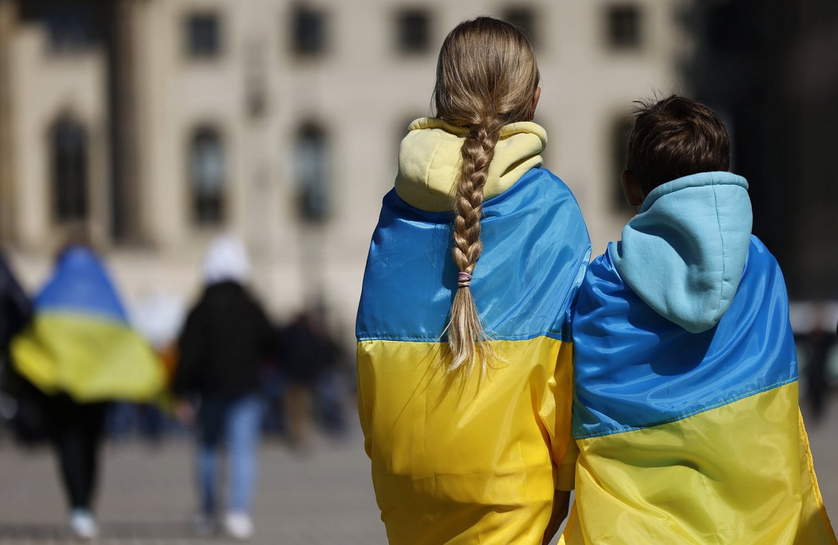 Дети украинских беженцев должны будут учиться в латвийских школах