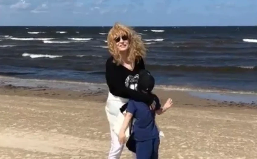 Аллу Пугачеву с детьми засняли на пляже в Юрмале