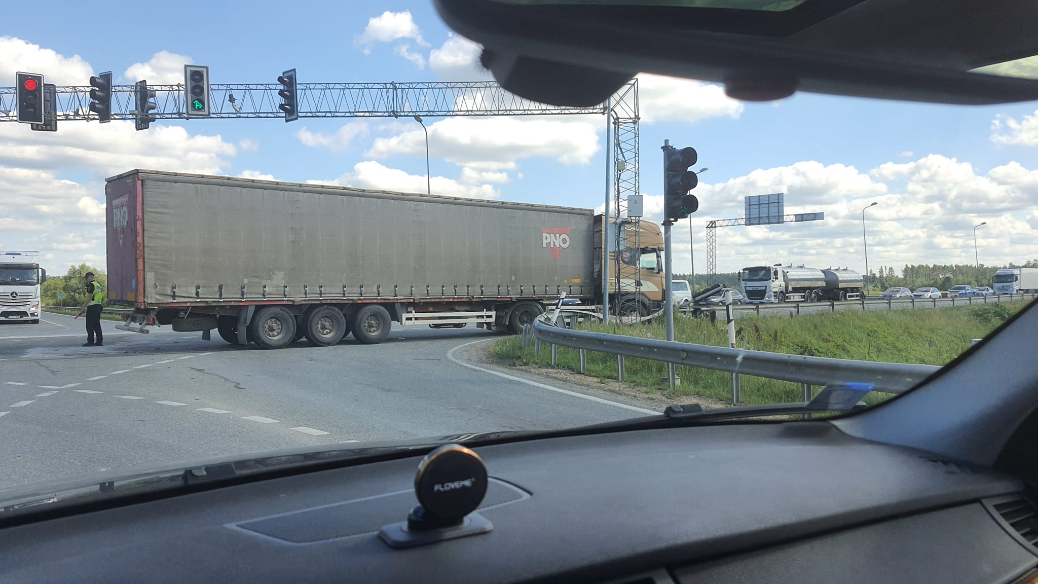 Из-за аварии затруднено движение на Рижской объездной дороге