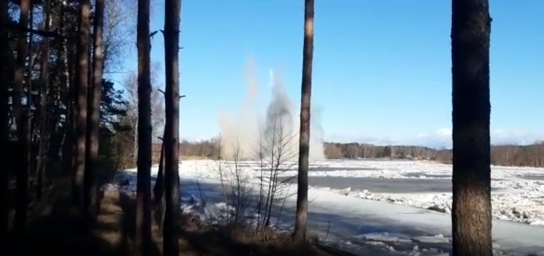 Взорвали лед на Гауе (видео) Взорвали лед на Гауе (видео)