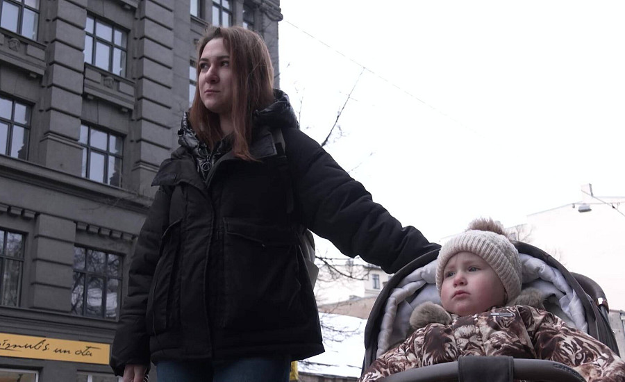 В Рижский центр поддержки беженцев не пускают сопровождающих. Беженцы с Украины не понимают В Рижский центр поддержки беженцев не пускают сопровождающих. Беженцы с Украины не понимают