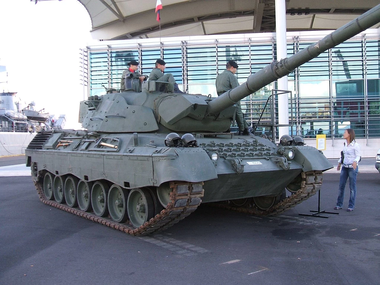 Шольц разрешил поставить танки Leopard Украине