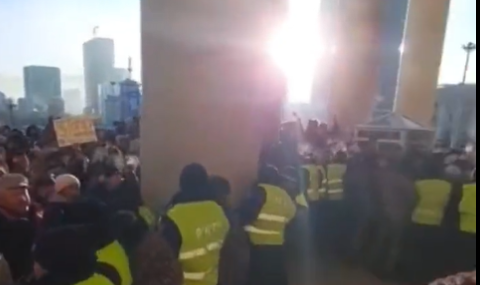 Кто украл монгольский уголь? В Улан-Баторе протестующие попытались взять штурмом Дворец правительства