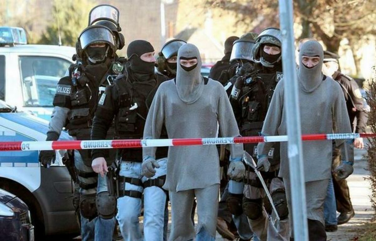 Полиция Германии взяла на вооружение рыцарские кольчуги