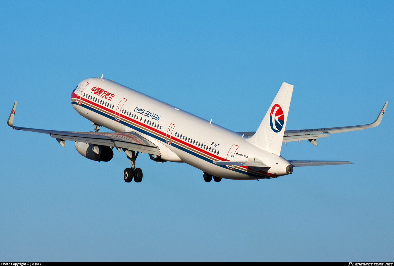 Boeing 737 China Eastern упал на юге Китая - на борту были 133 человека Boeing 737 China Eastern упал на юге Китая - на борту были 133 человека