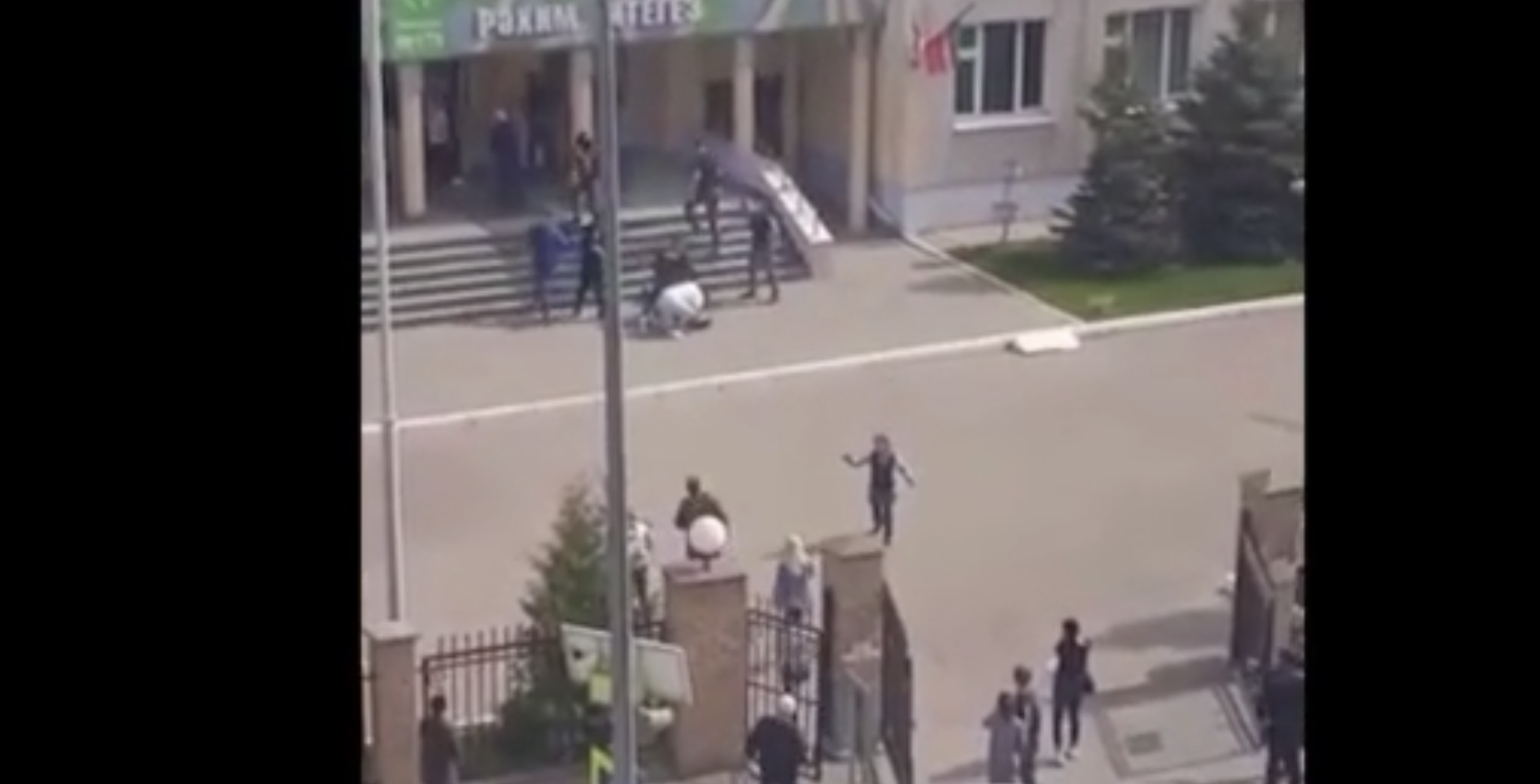 При стрельбе в школе в Казани погибло 11 человек