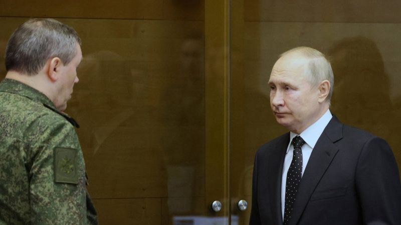 Путин посетил военный штаб, Шойгу - передовую. Что это значит?