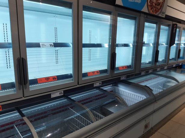 В Великобритании стремительно пустеют полки магазинов, поставок нет В Великобритании стремительно пустеют полки магазинов, поставок нет