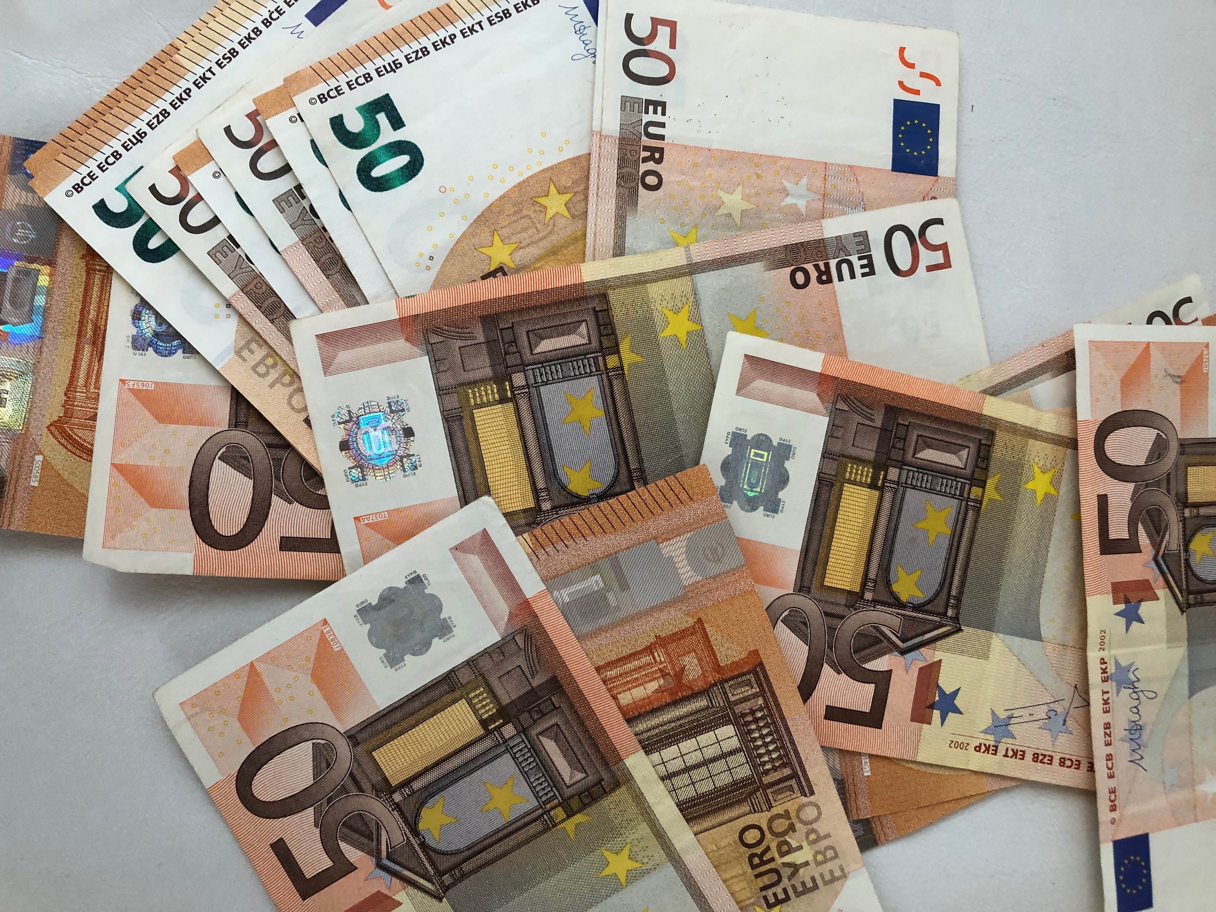 Ziedu pārdošanas biznesā iesaistītai naudas atmazgātāju grupai arestēta manta 4,5 miljonu eiro vērtībā Ziedu pārdošanas biznesā iesaistītai naudas atmazgātāju grupai arestēta manta 4,5 miljonu eiro vērtībā