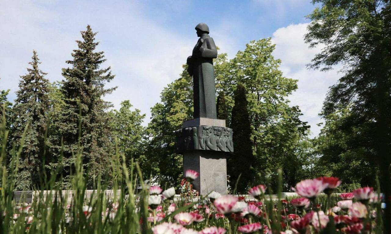 В Резекне начали уничтожение "Алёши". Протестующих пока не замечено В Резекне начали уничтожение "Алёши". Протестующих пока не замечено