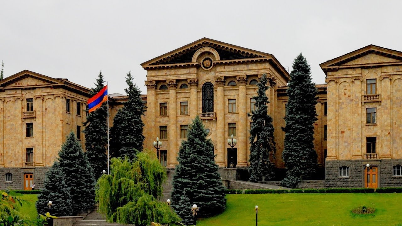 Парламент Армении отменил военное положение