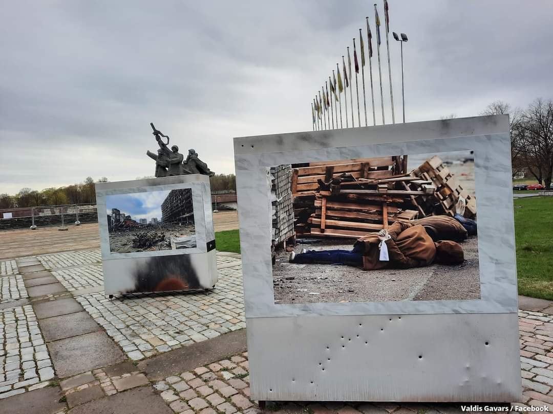 У памятника в парке Победы открылась фотовыставка посвященная ужасам войны в Украине