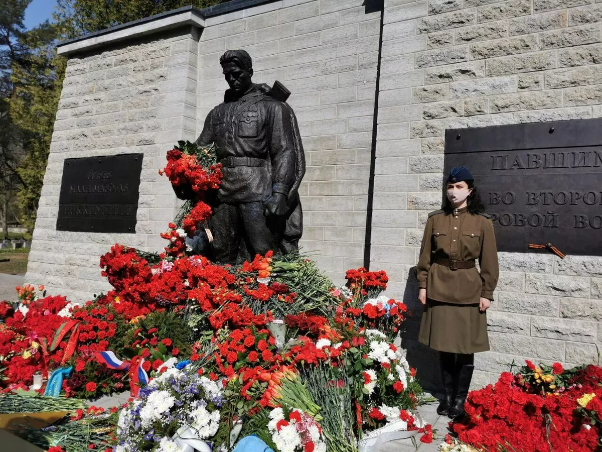 Эстония может снести все советские памятники, кроме трех