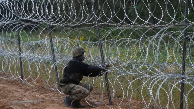 Польша начала строить забор на границе с Россией