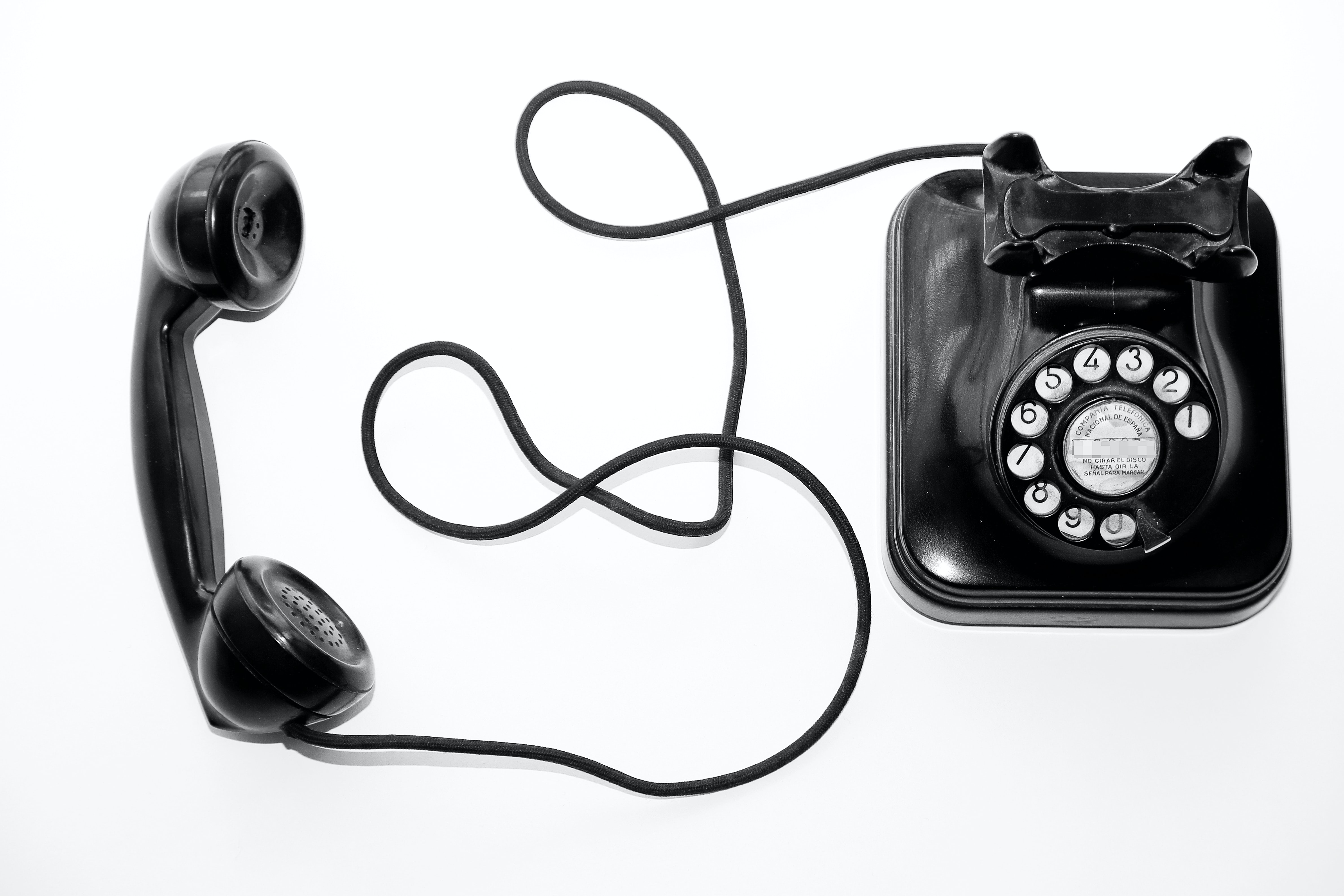 Lielbritānijā par slavenību telefonu uzlaušanu aizturēti astoņi cilvēki