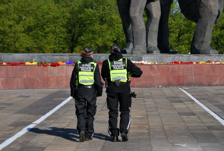 9 мая: "В порядке живой очереди". Как возложить цветы к памятнику Освободителям 9 мая: "В порядке живой очереди". Как возложить цветы к памятнику Освободителям
