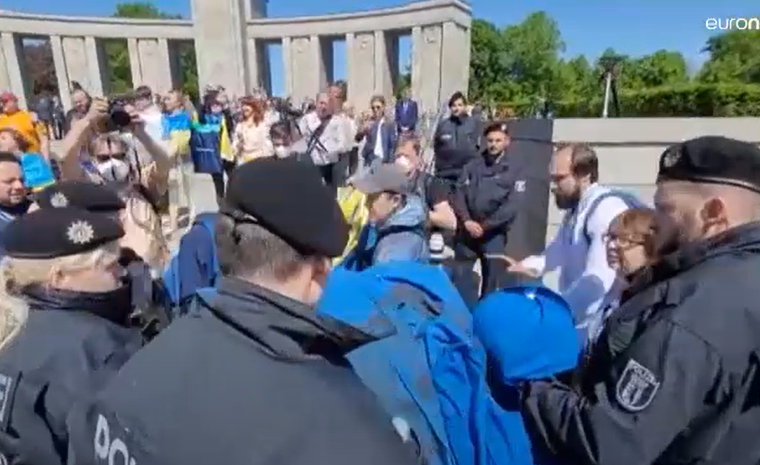 Берлинская полиция изъяла 25-метровый украинский флаг у манифестантов