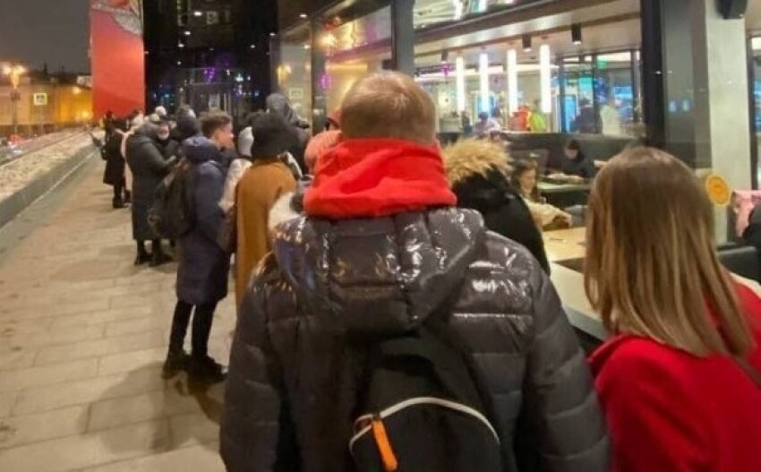 Последний раз в McDonald's: россияне стоят в очередях, чтобы поесть бургеры