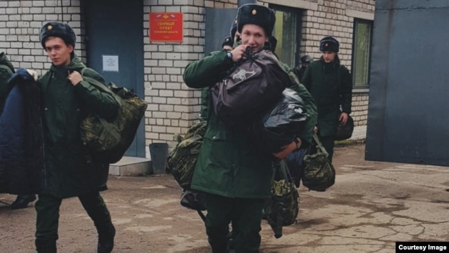 "Их никто не готовил к войне". Жизнь и смерть контрактника Игоря Ивкина "Их никто не готовил к войне". Жизнь и смерть контрактника Игоря Ивкина