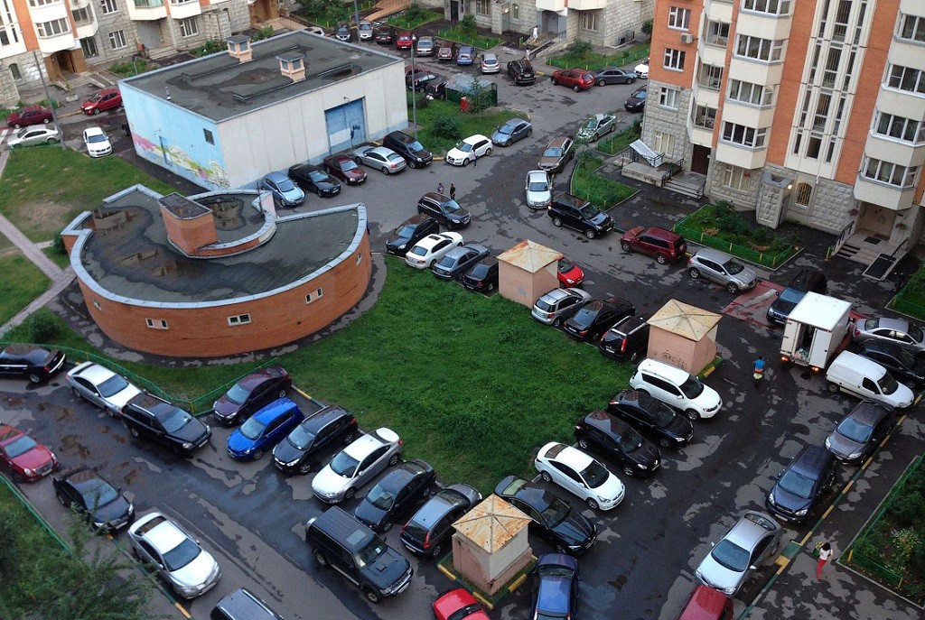 Платные парковки во дворах: последует  Рига примеру Вильнюса?
