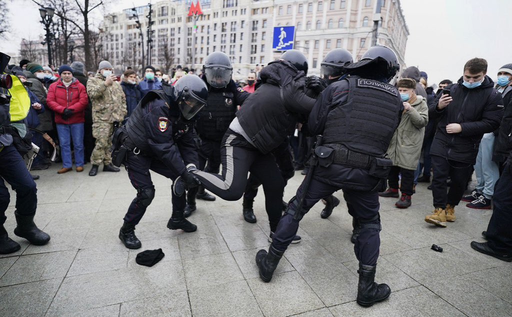“Путина в окопы”: в России прошли акции протеста против объявленной мобилизации