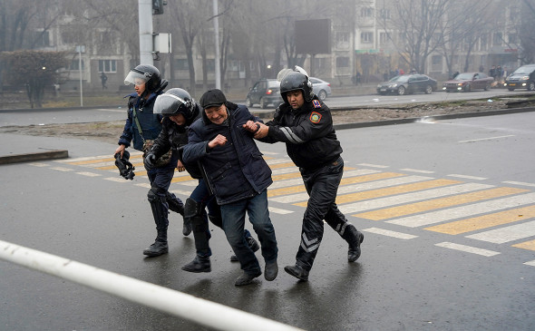 Протесты в Казахстане: полиция задержала около 2 тыс. человек Протесты в Казахстане: полиция задержала около 2 тыс. человек