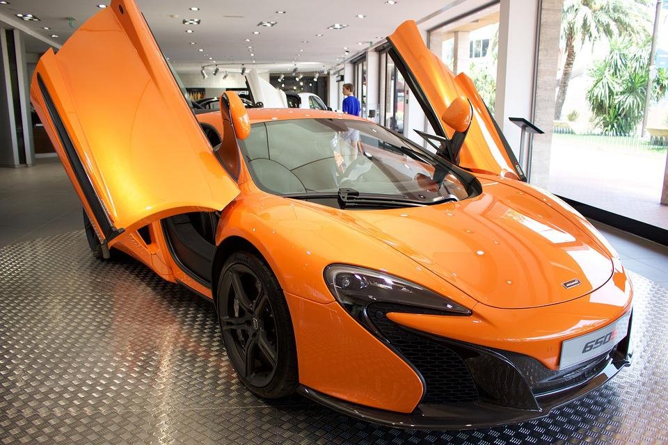 Жизнь или McLaren: мужчина пытался ограбить автосалон