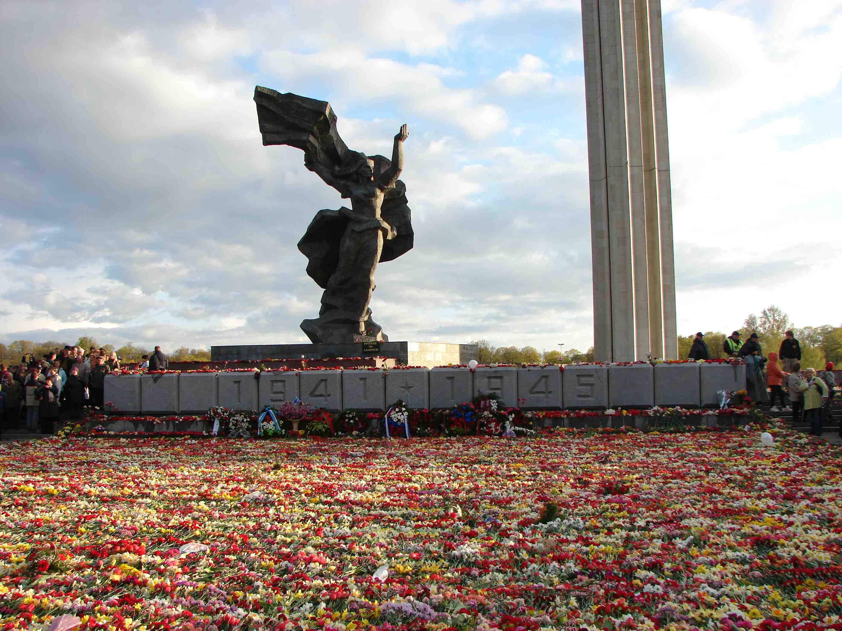 Мэр Риги не знает как снести памятник Освободителям. Но предложил к этому готовиться