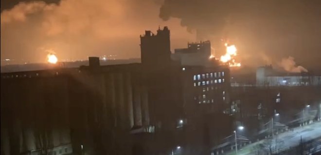 Странные пожары. В Брянске горят нефтебаза и военная часть Странные пожары. В Брянске горят нефтебаза и военная часть