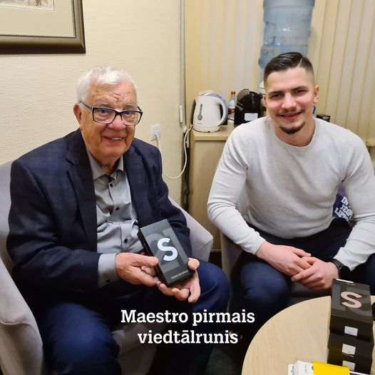 Маэстро Раймонд Паулс впервые сменил кнопочный телефон на смартфон Маэстро Раймонд Паулс впервые сменил кнопочный телефон на смартфон