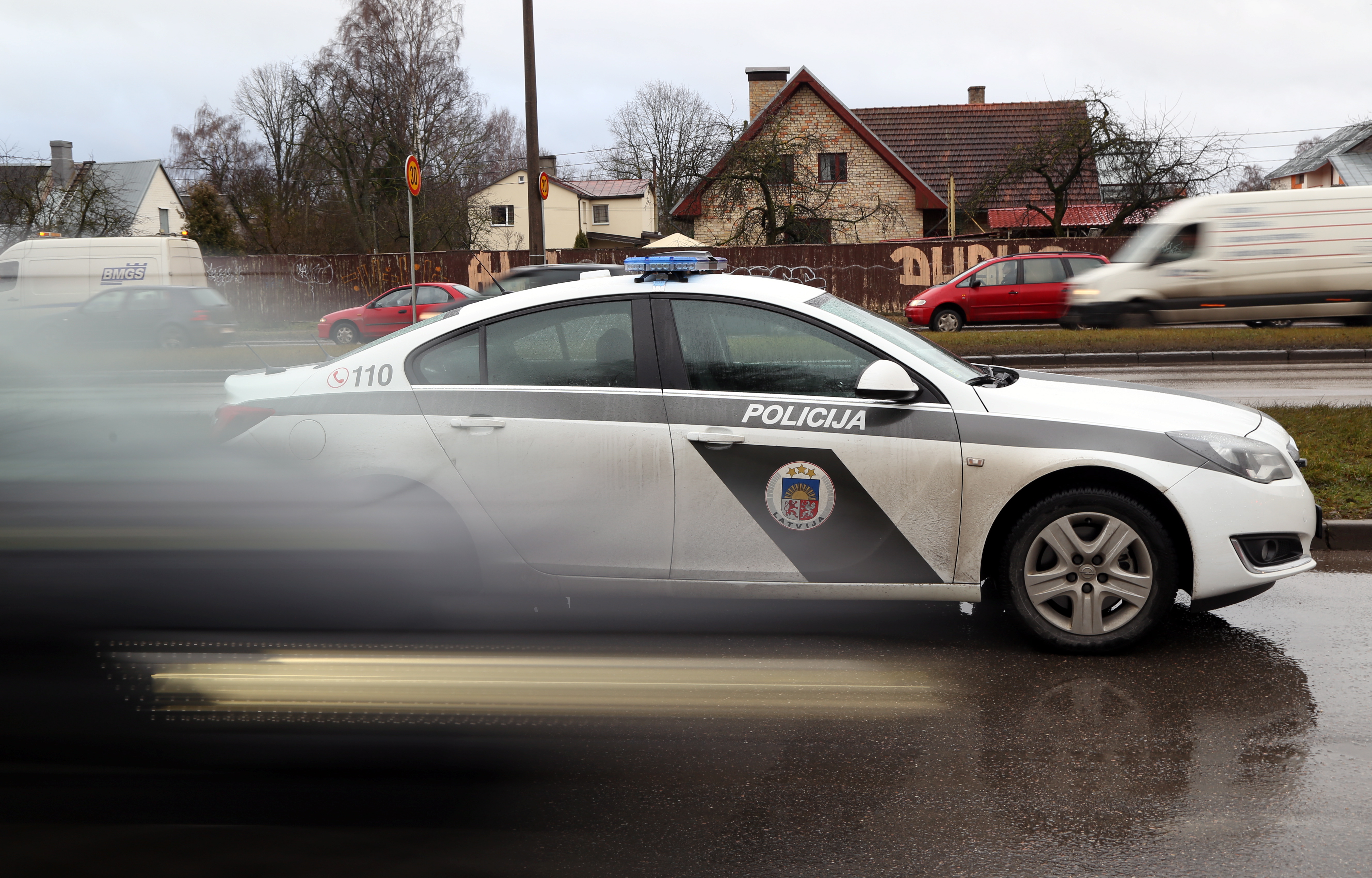 Babītes novadā komandantstundas laikā pēc pakaļdzīšanās aptur ar jauniešiem pilnu automašīnu