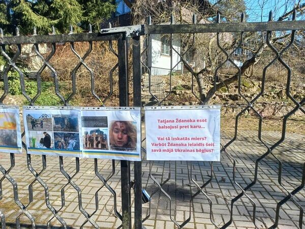 Забор дома депутата Европарламента в Латвии обклеили снимками жертв войны Забор дома депутата Европарламента в Латвии обклеили снимками жертв войны