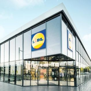 В новый Lidl в Пурвциемсе - только с сертификатом и в маске