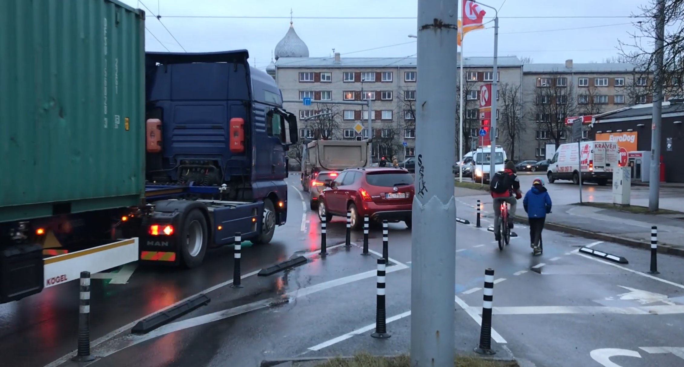 Съезды с Земитанского моста сделали безопасными для велосипедистов