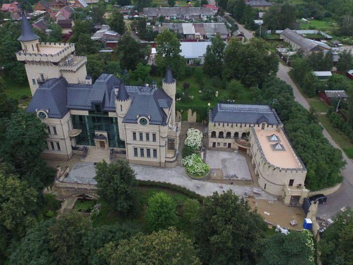 Алла Пугачева продает свой замок в деревне Грязь