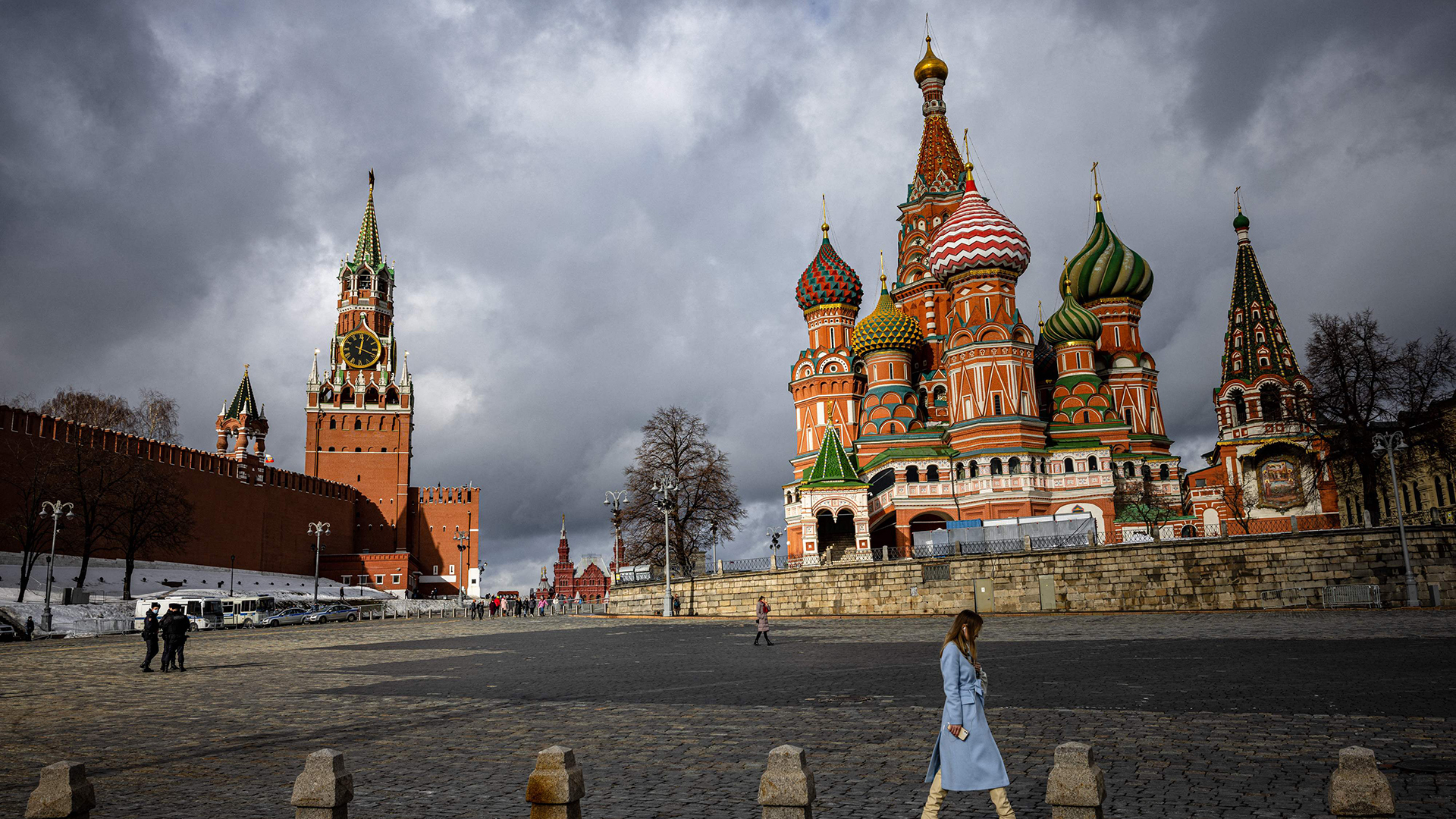Fitch понизило рейтинг России и заявило о "неизбежности суверенного дефолта" Fitch понизило рейтинг России и заявило о "неизбежности суверенного дефолта"