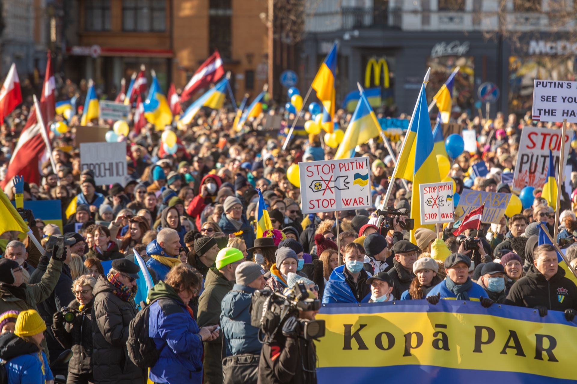 На шествие в поддержку Украины в Риге собрались тысячи людей (дополнено)