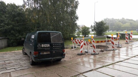 В Риге очередной провал: яма появилась прямо под припаркованной машина