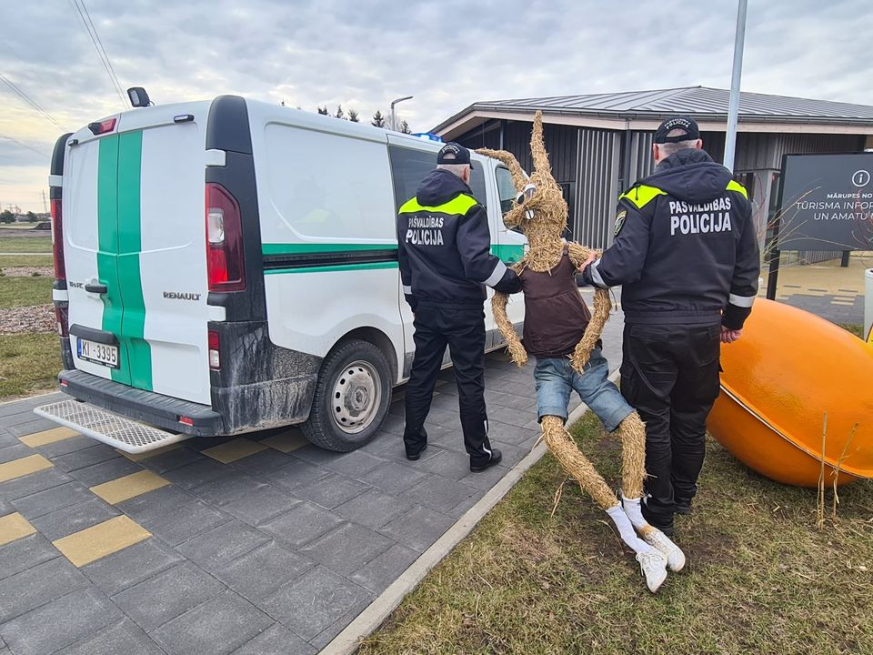 В Марупе полиция задержала пьяного пасхального зайца